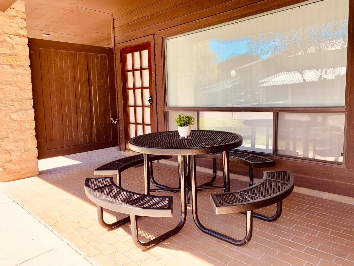 ניו בראונפלס The Iron Cactus Condo On The Comal Cw C102 מראה חיצוני תמונה