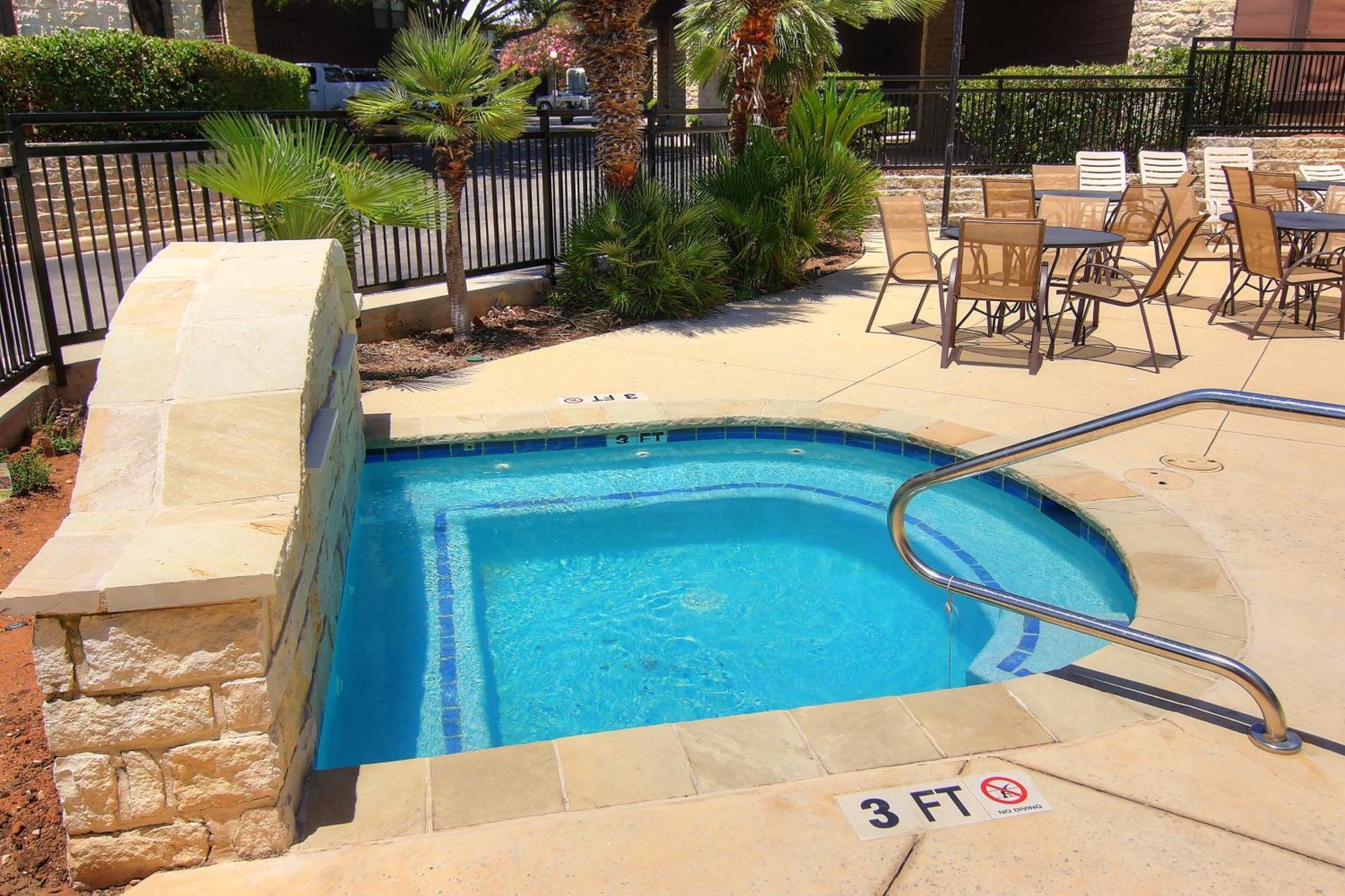 ניו בראונפלס The Iron Cactus Condo On The Comal Cw C102 מראה חיצוני תמונה
