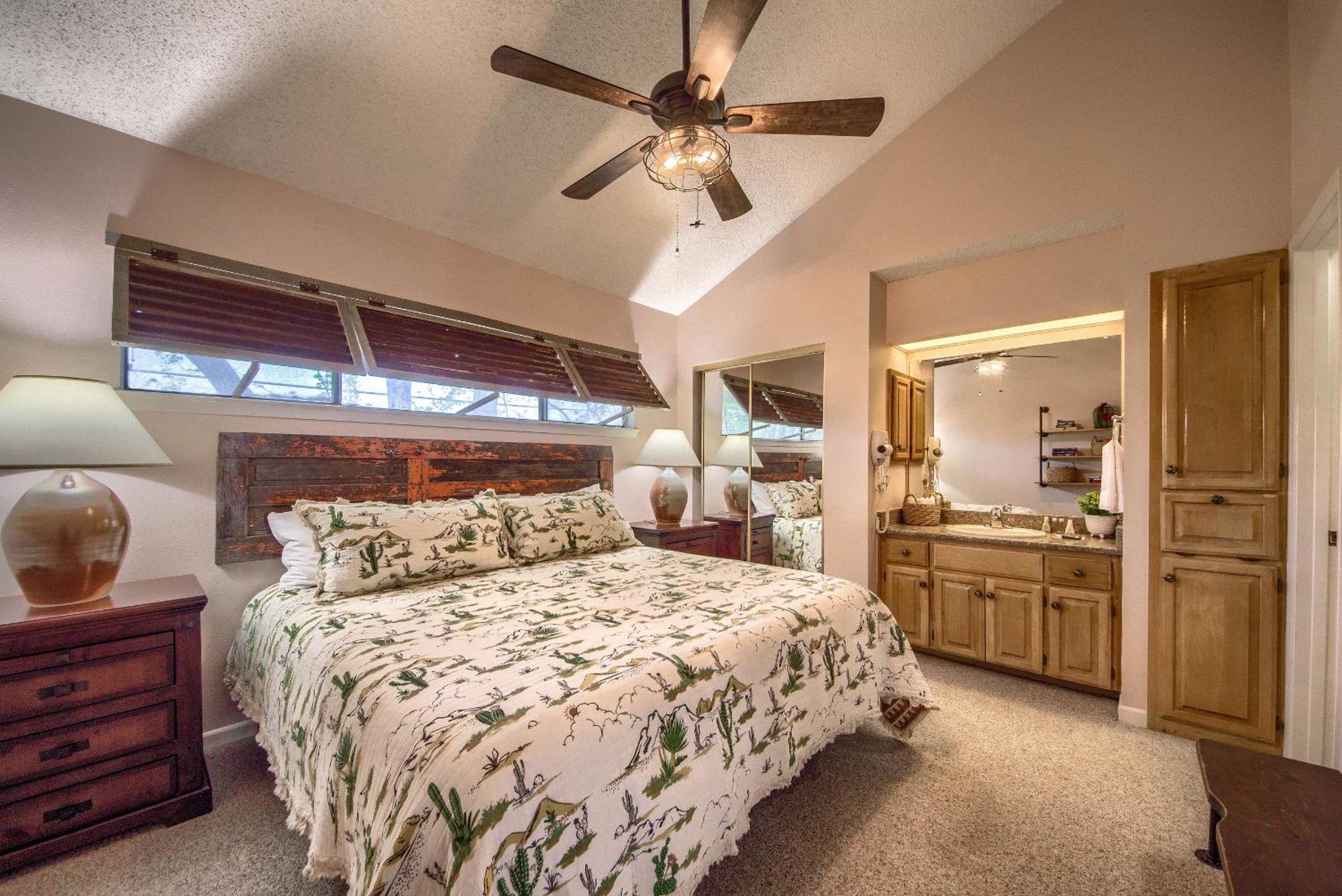 ניו בראונפלס The Iron Cactus Condo On The Comal Cw C102 מראה חיצוני תמונה